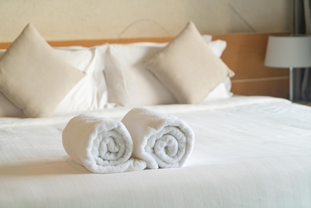 Witte handdoek op bed in slaapkamer