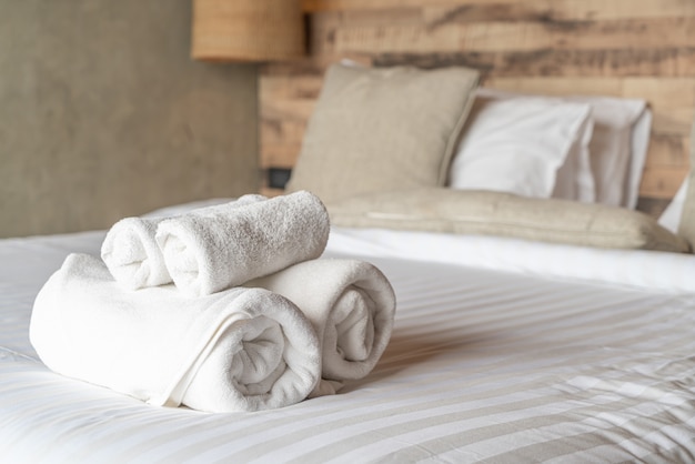 Witte handdoek op beddecoratie in slaapkamer