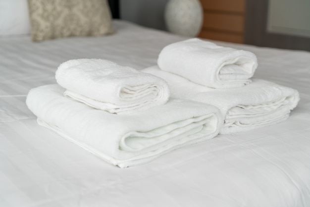 Witte handdoekdecoratie op bed