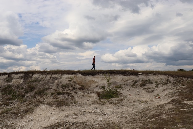 witte heuvel tegen de lucht