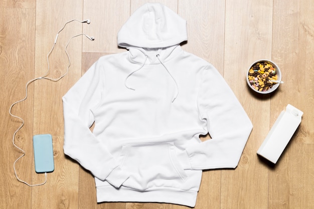 Witte hoodie met granen kom naast