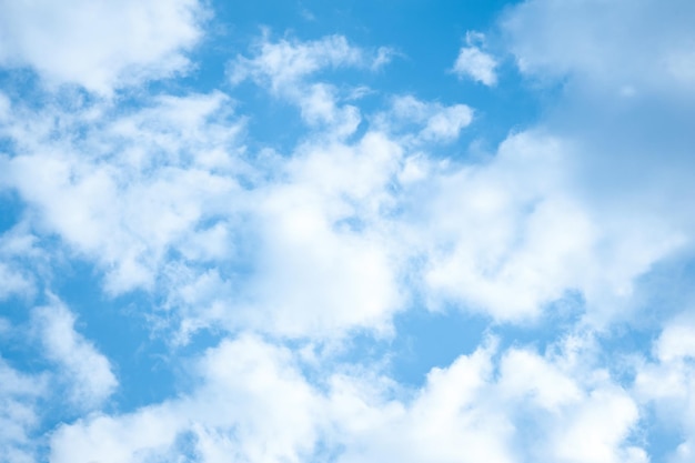 Witte hoop wolken in de blauwe lucht