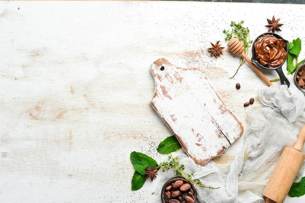 Witte houten achtergrond Bereiding van dessert met natuurlijke munt Bovenaanzicht gratis kopieerruimte