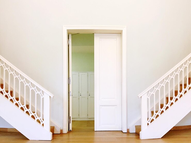 Foto witte houten deur van het gebouw