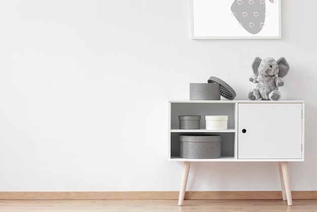 Witte houten kast