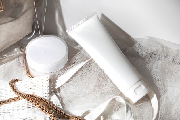 Witte houten tafel achtergrond met levensstijl, cosmetische make-up fles lotion crème product met beauty fashion huidverzorging gezondheidszorg mockup
