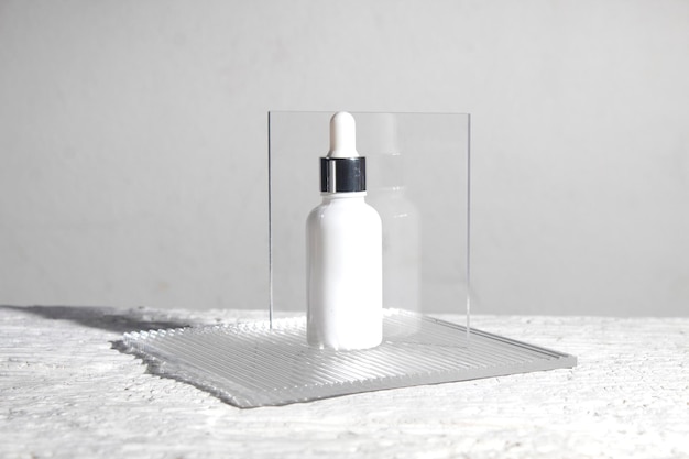 Witte houten tafel achtergrond met levensstijl, cosmetische make-up fles lotion crème product met beauty fashion huidverzorging gezondheidszorg mockup