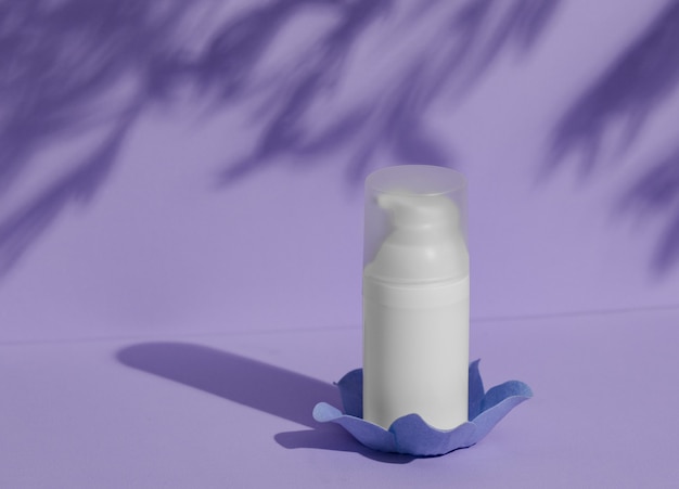 Witte huidverzorgingsproduct buis op een paarse achtergrond advertentie concept
