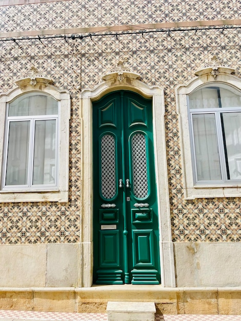 Witte huis typische architectuur van de kubistische stad Olhao Portugal