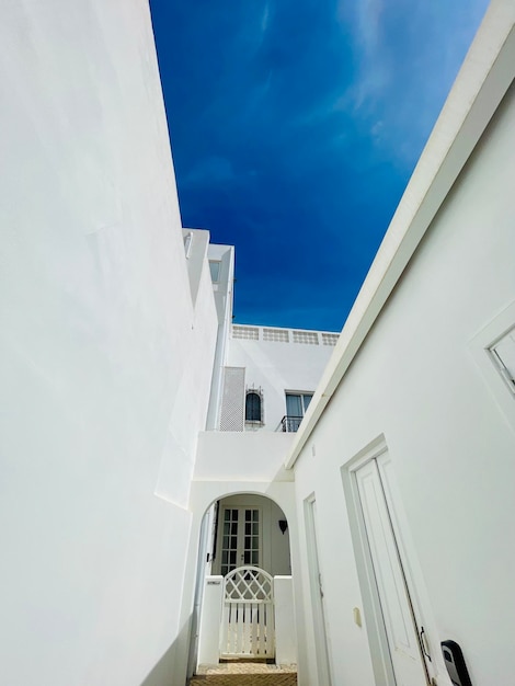 Witte huis typische architectuur van de kubistische stad Olhao Portugal