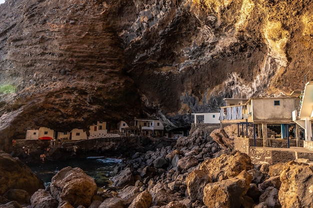 Witte huizen in de grot van de stad Poris de Candelaria aan de noordwestkust van het eiland La Palma