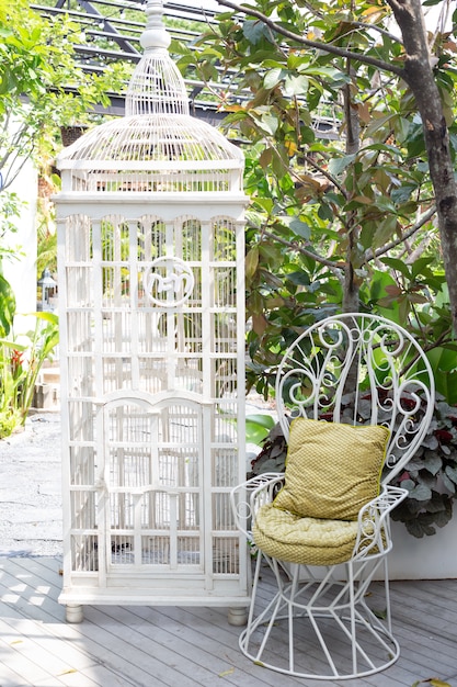 Witte ijzeren stoelen in de tuin