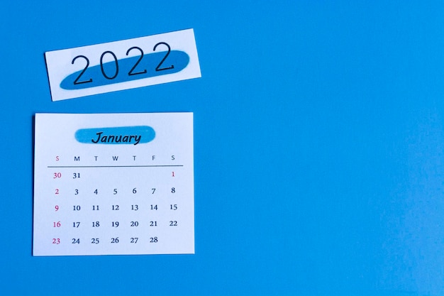 Witte januari 2022 kalender op blauwe achtergrond. nieuwjaar 2020-concept