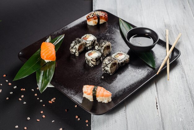 Witte Japanse sushi op zwarte achtergrond