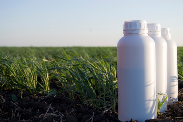 witte jerrycan tegen de achtergrond van chemische jerrycans voor de landbouw