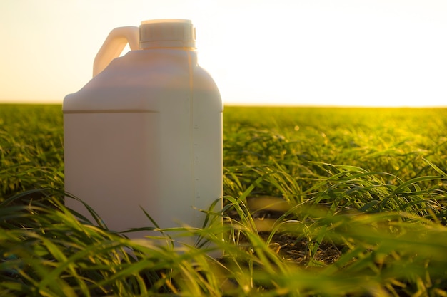 witte jerrycan tegen de achtergrond van landbouw jerrycans van onder verschillende typen