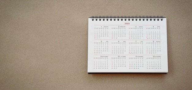 witte kalender op bruine achtergrond