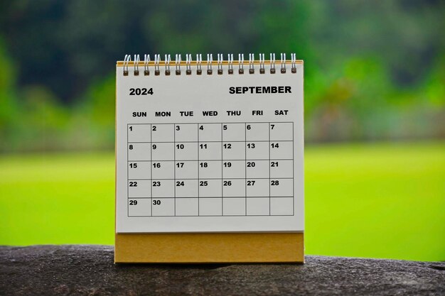 Foto witte kalender van september 2024 met groene vervaagde achtergrond