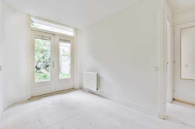 Witte kamer met deur in een elegant woongebouw