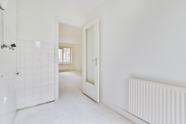 Witte kamer met deur in een elegant woongebouw