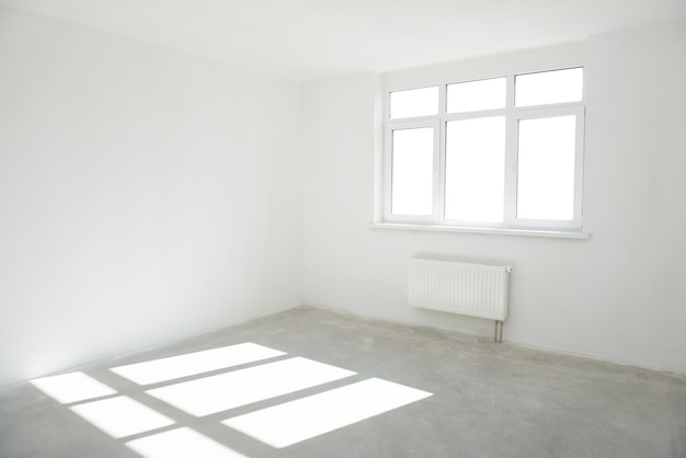 Witte kamer met raam vol licht