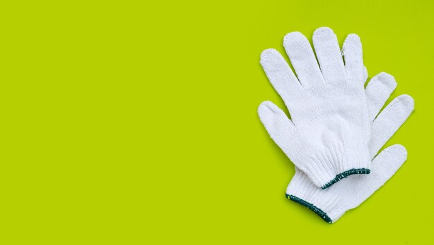 Witte katoenen handschoenen op groen oppervlak