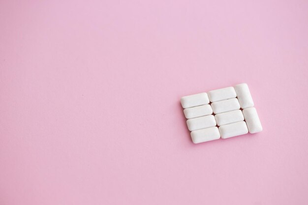 Witte kauwgom op roze achtergrond