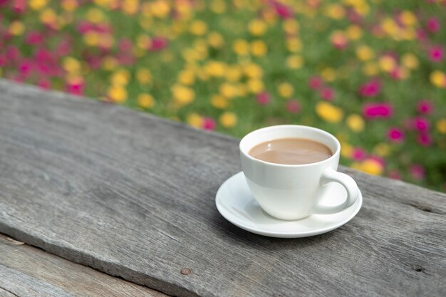 witte keramische koffiekop in de natuur