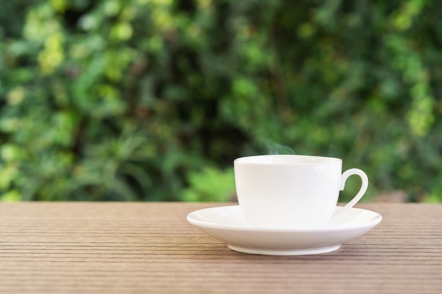 Witte keramische koffiekop op tafel