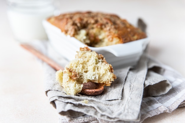 Witte keramische ovenschaal met gezonde vegan kruimeltaart Gezond dessert