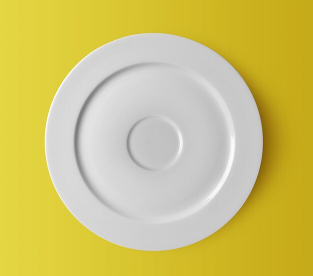 Witte keramische plaat op gele achtergrond