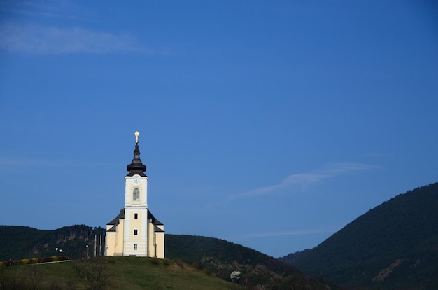 Witte kerk in de bergen