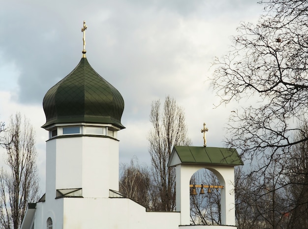 Witte kerk in de stad Kiev