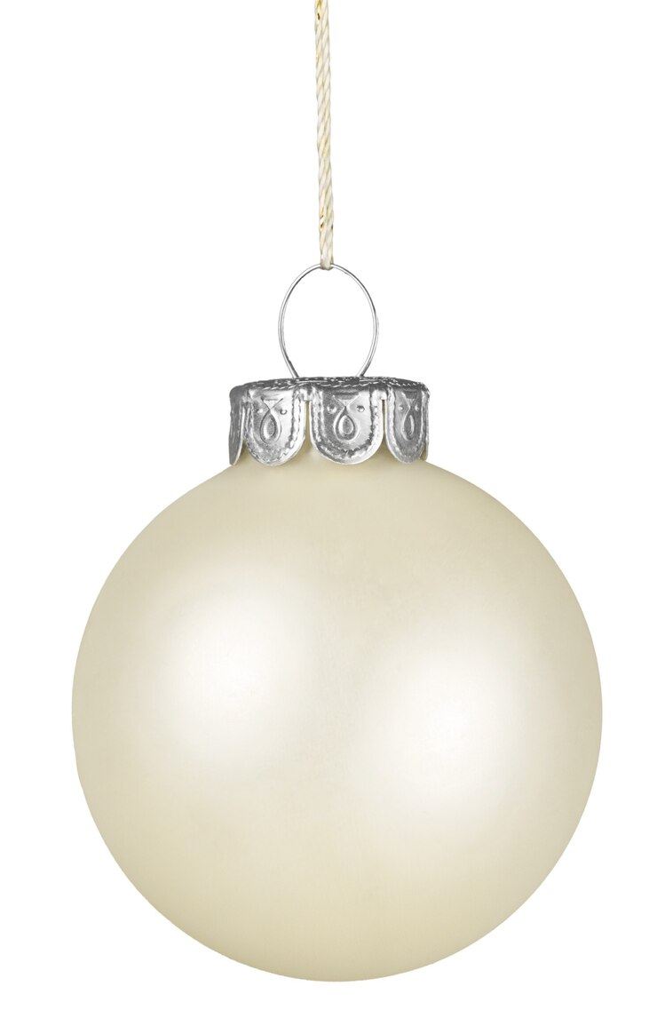 Foto witte kerstbal op onscherpe achtergrond
