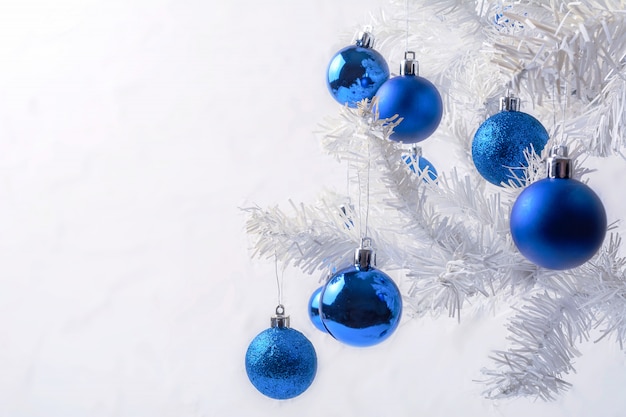Witte Kerstboom met de blauwe ruimte van het ornamentexemplaar