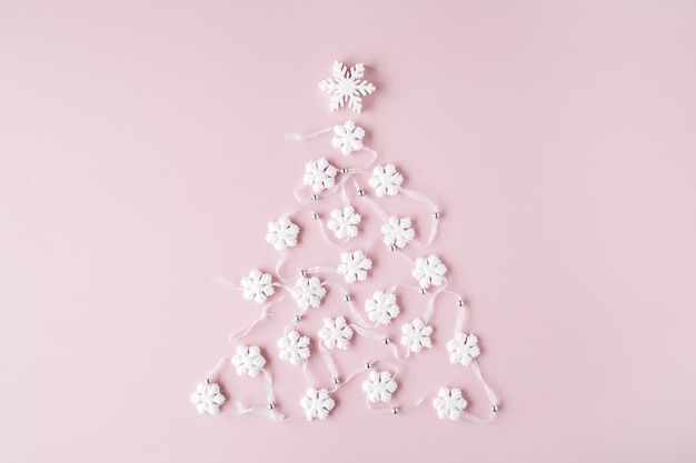 Witte kerstboomdecoratie op roze achtergrond. kerst wallpaper.