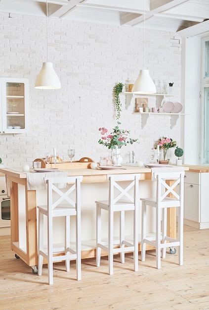 Witte keuken in interieur loftstijl. Keukengerei en planken.