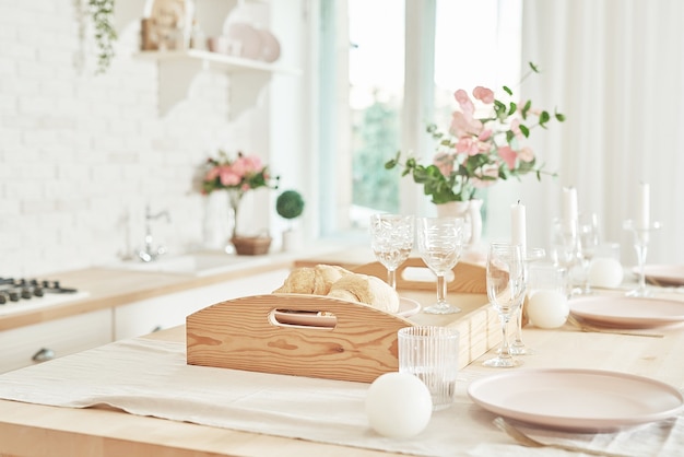 Witte keuken in interieur loftstijl. Keukengerei en planken.