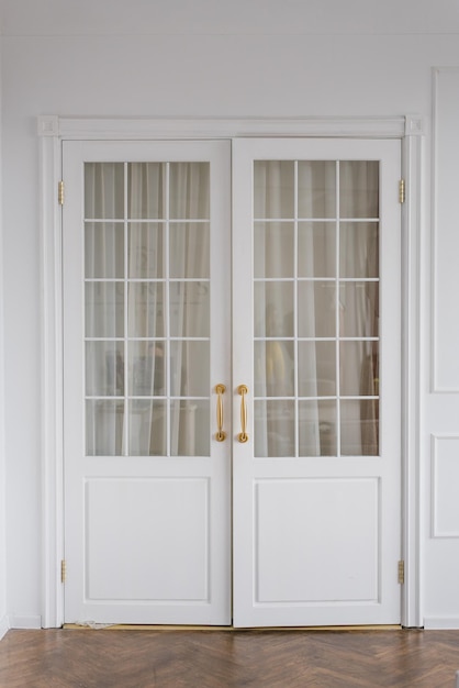 Witte klassieke klapdeuren met glas in de woonkamer