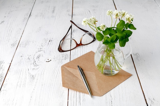 witte klaver op houten tafel