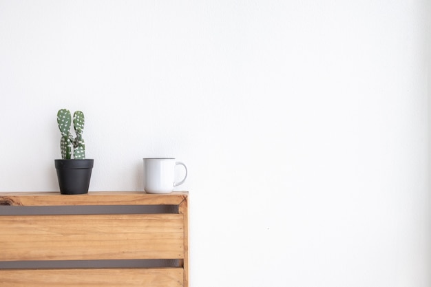 Witte kleine mok koffie in een witte gezellige kamer.