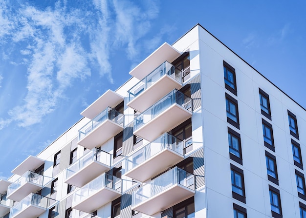 Witte kleur Appartementshuis en huis residentieel gebouw complex onroerend goed concept. Plaats voor kopieerruimte