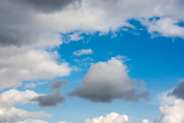 Witte kleurwolken gevonden in de blauwe lucht