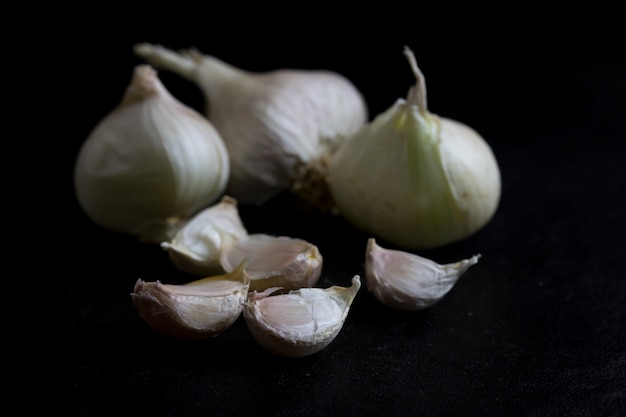 witte knoflook geïsoleerd op zwarte achtergrond