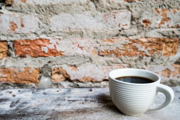 Witte koffiekop op houten vloer