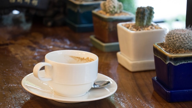 Foto witte koffiemok met coffeeshop achtergrond