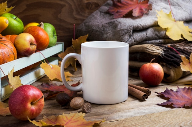 Witte koffiemok mockup thanksgiving met gebreide geruite esdoorn herfstbladeren en appels