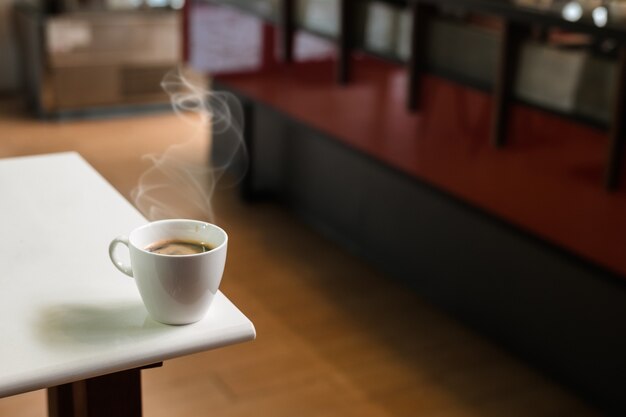 Witte koffiemok op de tafel in het café