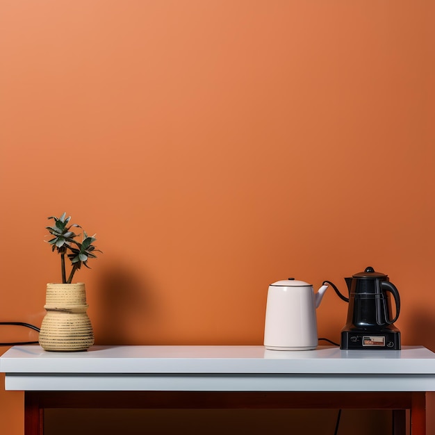 Witte koffiepot op tafel bij de oranje muur Minimalistische stijl