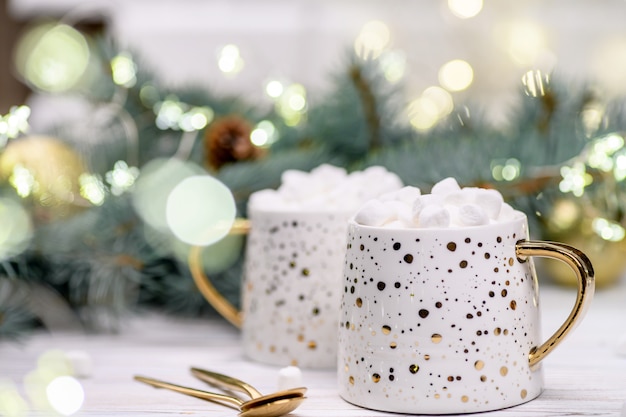 Witte kop cappuccino of cacao met kerstboom